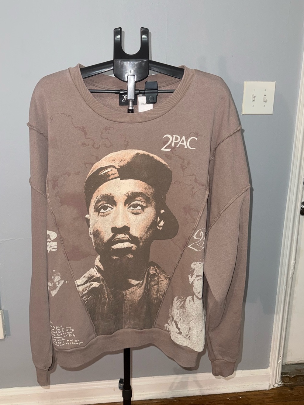 2PAC Graphic Crewneck Sweatshirt in Brown